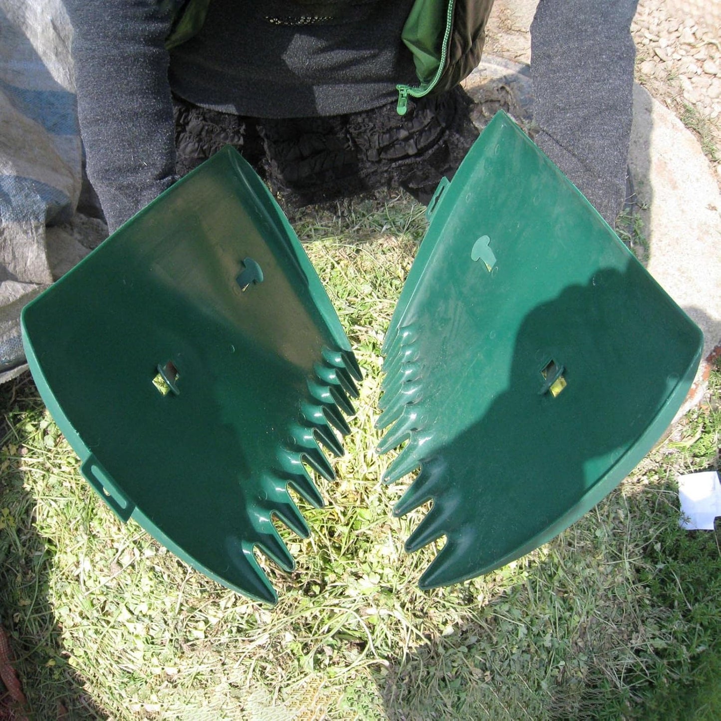 Practical Garden Waste Grabs - Ergonomic Grass and Leaf Disposal
